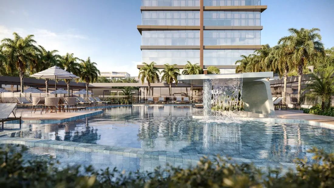 Piscina com borda infinita voltada para o mar