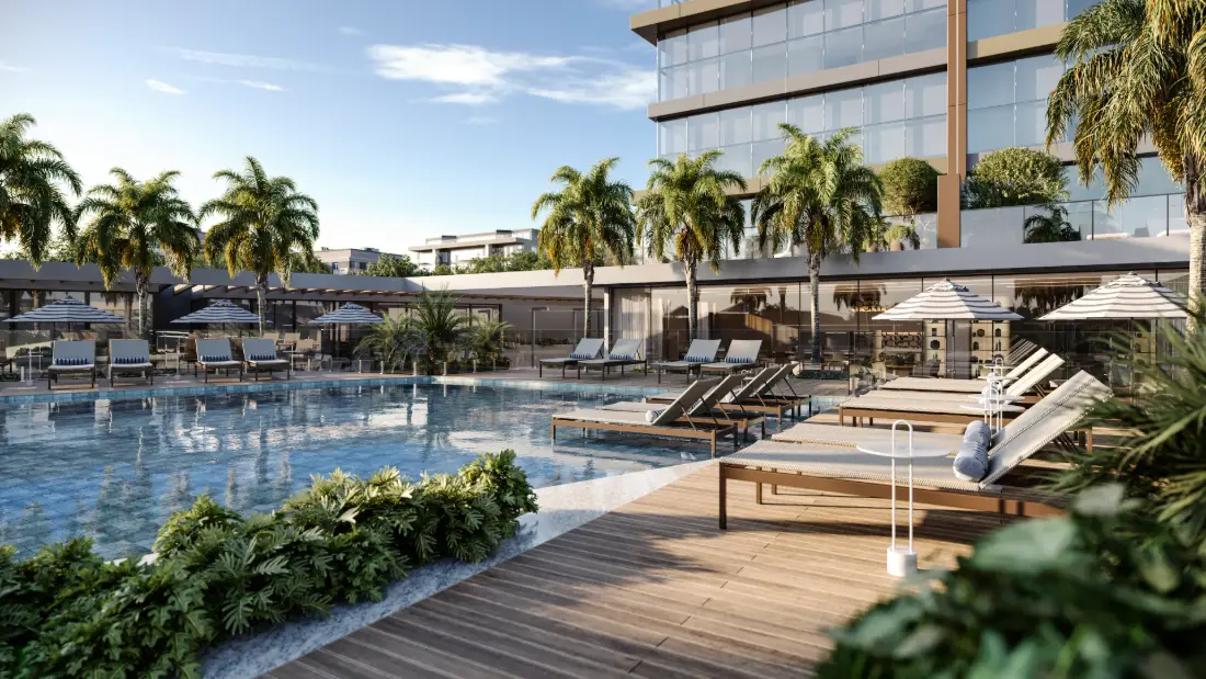 Piscina externa com deck e palmeiras