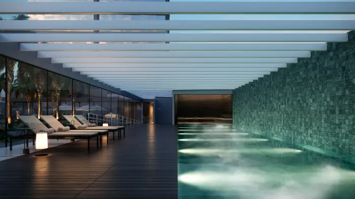 Piscina interna com iluminação de spa