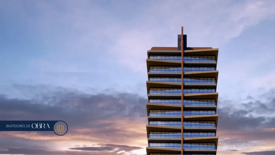 A torre do High Tower recortada contra o céu de fim de tarde